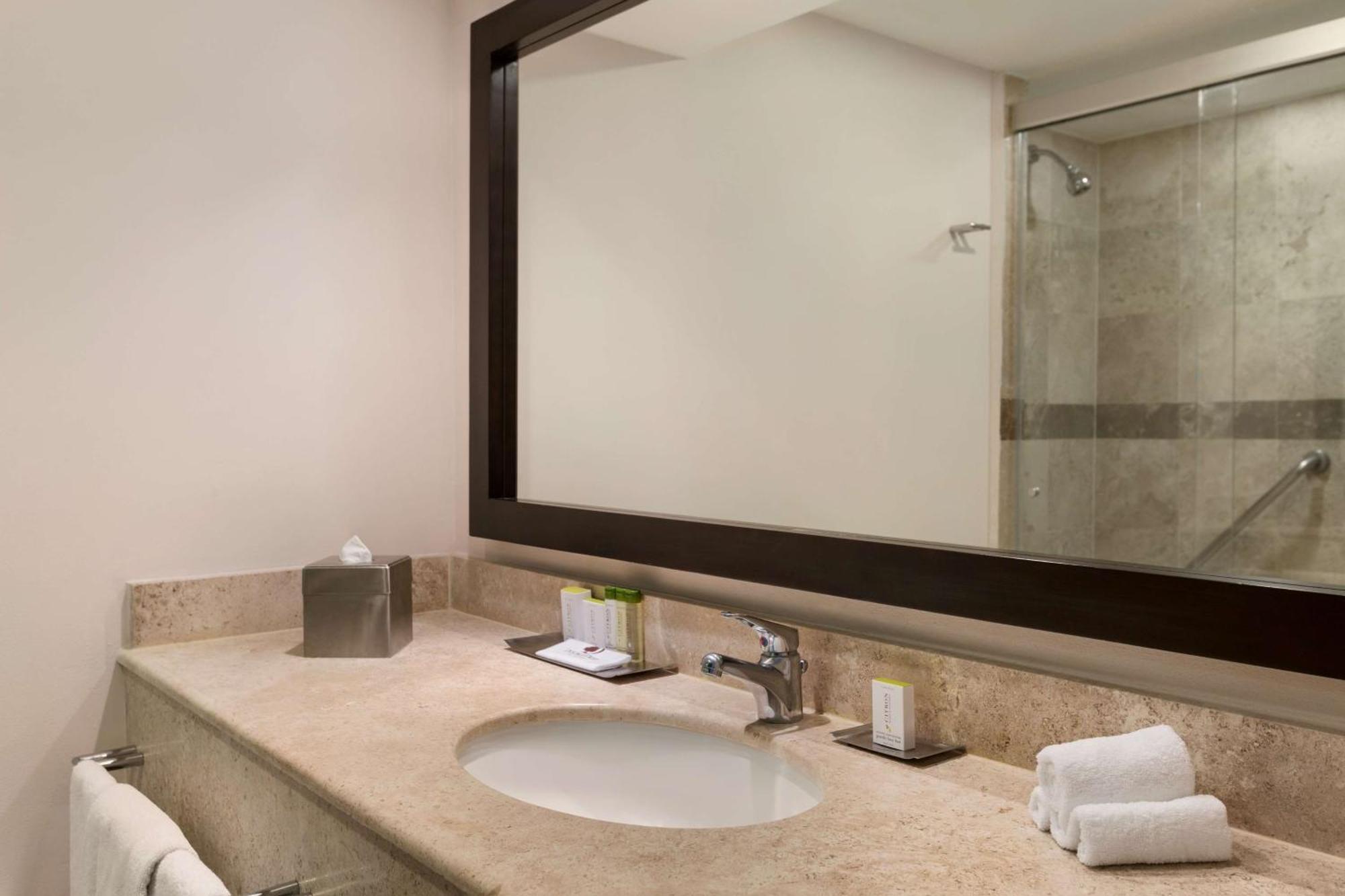 Doubletree By Hilton Queretaro Hotell Exteriör bild